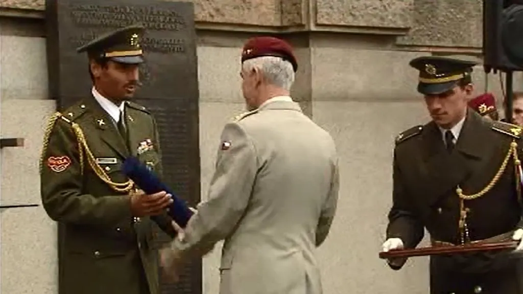 Roman Šebrle přebírá ocenění za zásluhy