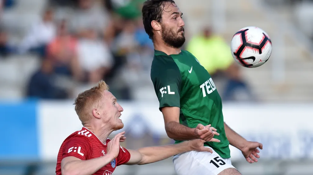 Útočník Jablonce Doležal v souboji s olomouckým Jemelkou