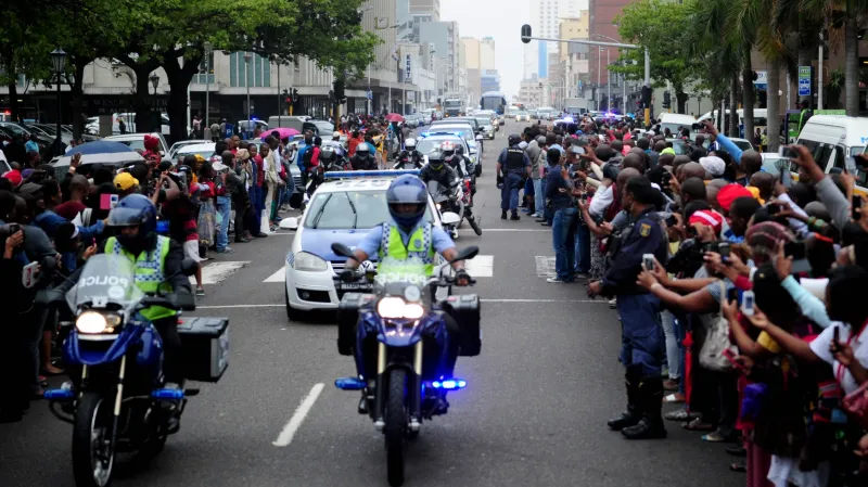 Konvoj doprovázející Meyiwovu rakev míjí radnici v Durbanu