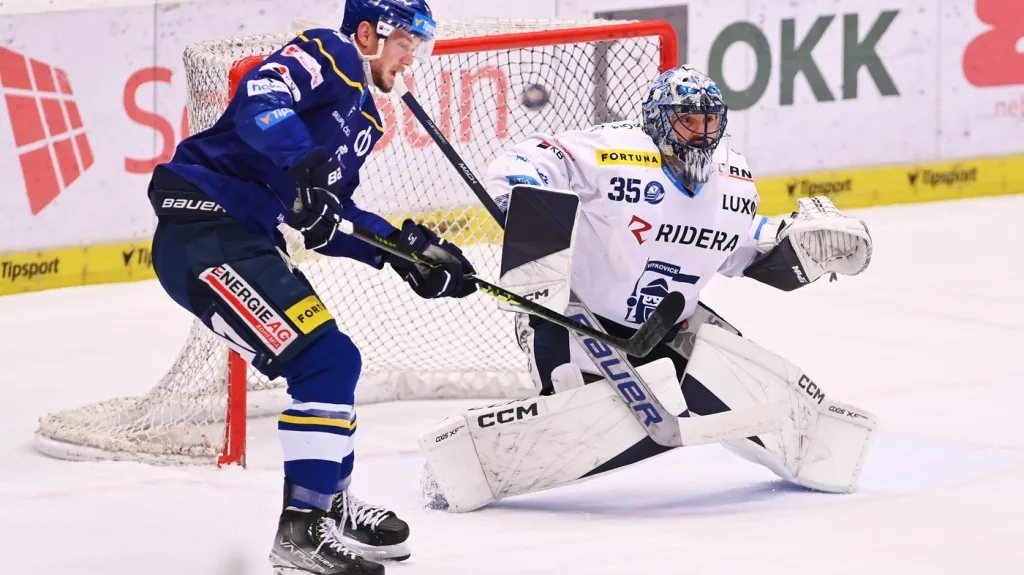 Českobudějovický útočník Jáchym Kondelík před vítkovickým brankářem Matějem Machovským