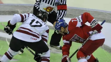 Úvodní vhazování zápasu Česko - Lotyšsko