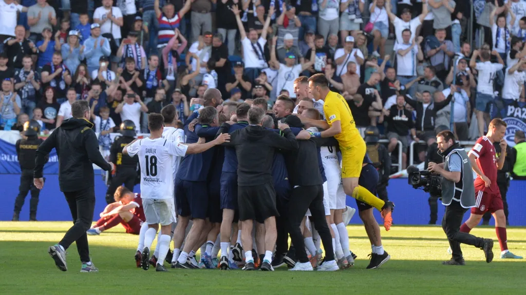 Fotbalisté Slovácka se radují po vítězství v poháru