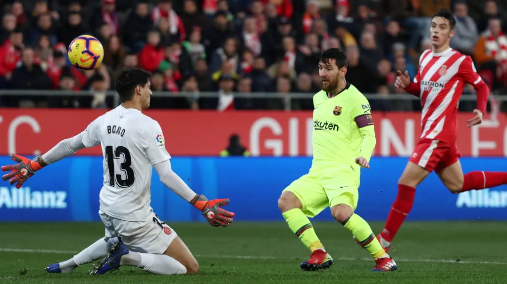 Lionel Messi z Barcelony (uprostřed) střílí gól do sítě Girony