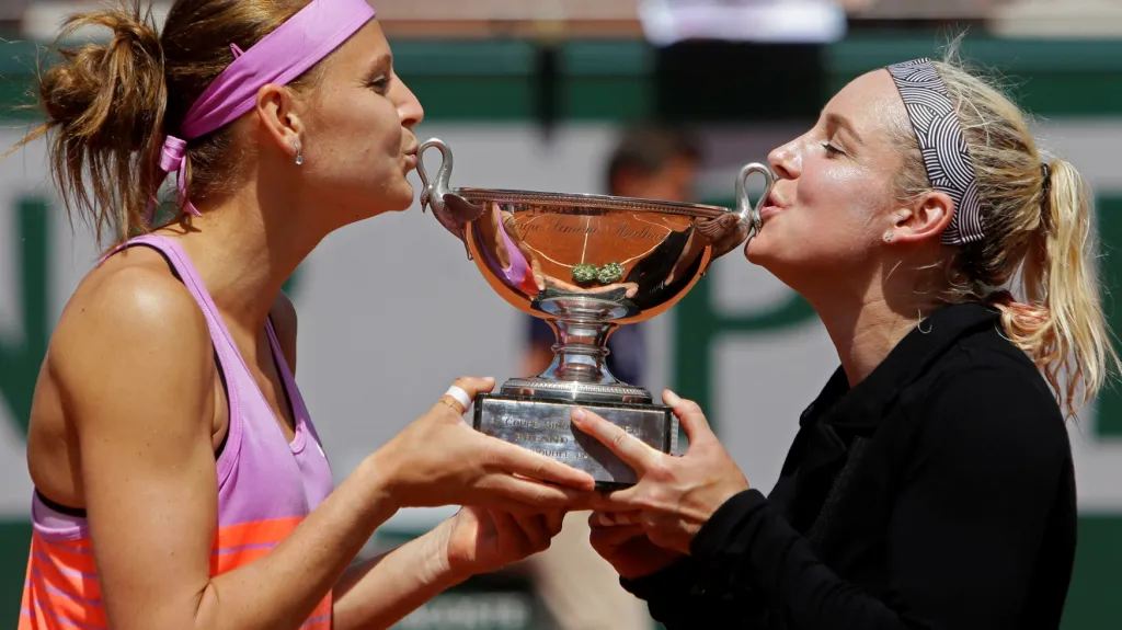 Lucie Šafářová a Američanka Bethanie Matteková-Sandsová s trofejí pro vítězky čtyřhry na French Open