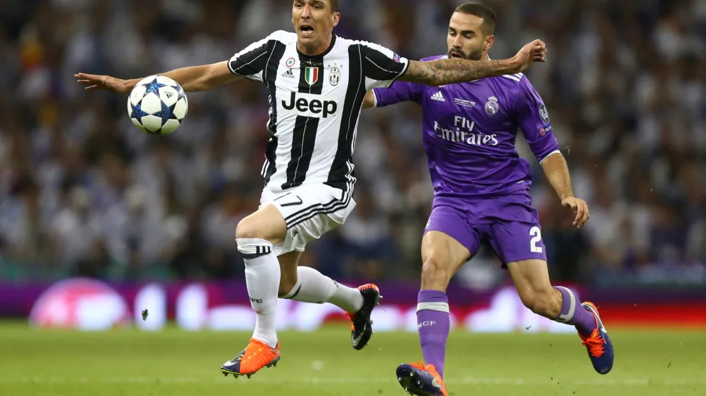 Mario Mandžukič z Juventusu se snaží utéct Danimu Carvajalovi z Realu Madrid