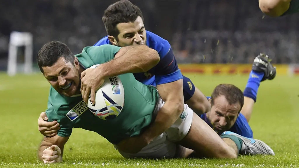 Rob Kearney skóruje proti Francii