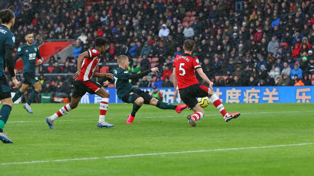 Matěj Vydra pálí do sítě Southamptonu