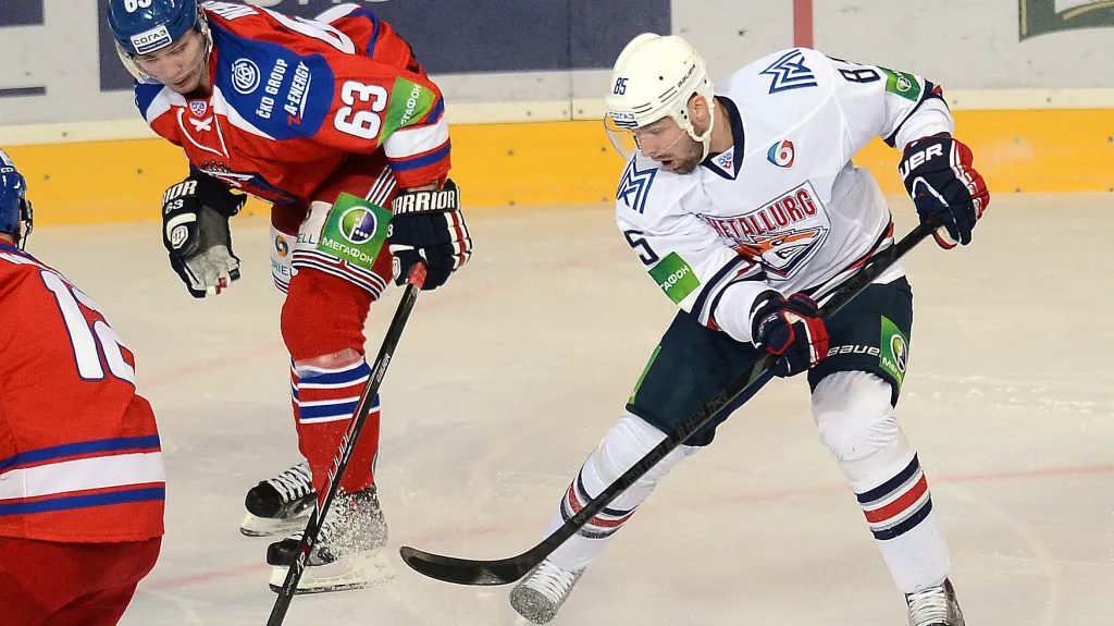 Milan Gulaš (vpravo) v utkání se Lvem Praha