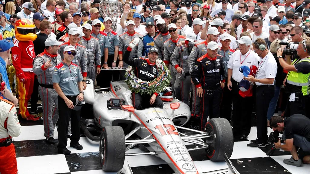 Will Power slaví vítězství v závodě 500 mil Indianapolis