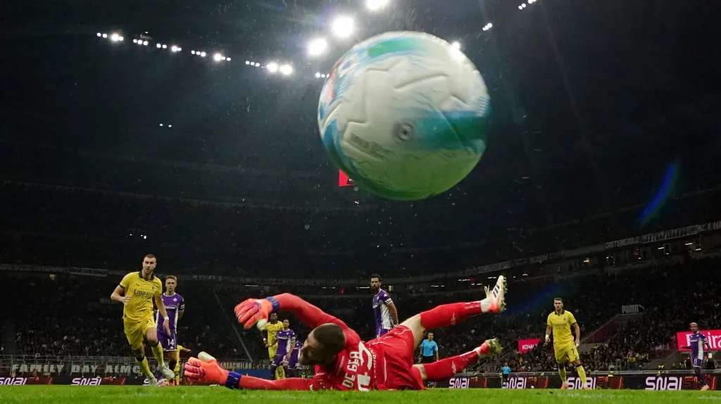 Leao z AC Milán dává gól Fiorentině