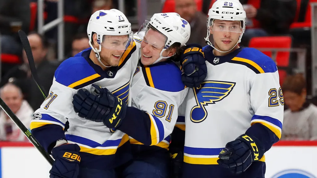 Vladimír Sobotka ze St. Louis (vlevo) v objetí s Vladimirem Tarasenkem