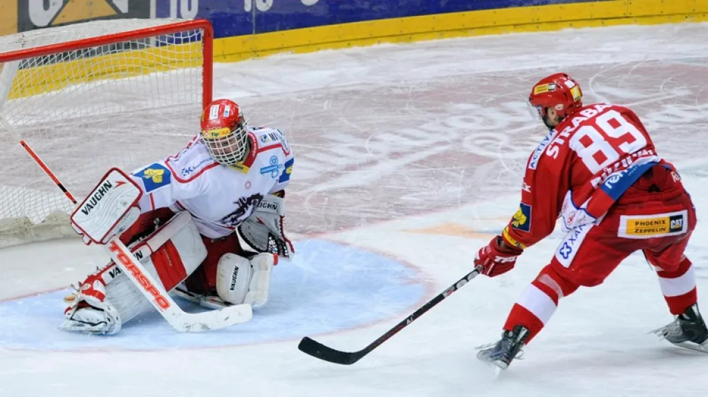 Brankáře Vojtka překonává Vladimír Růžička