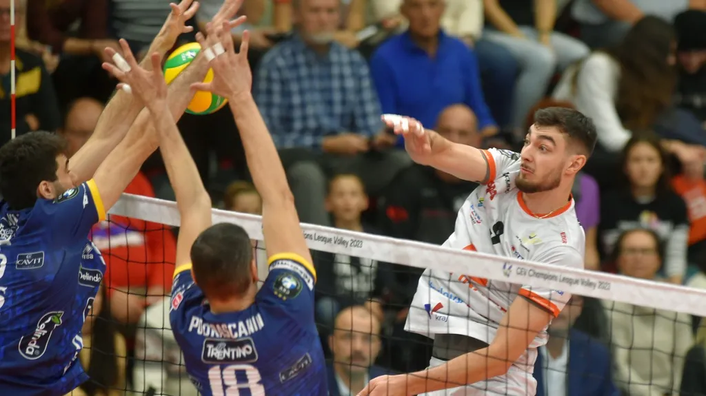 Kewin Sasak z Karlovarska smečuje přes blok Trentina