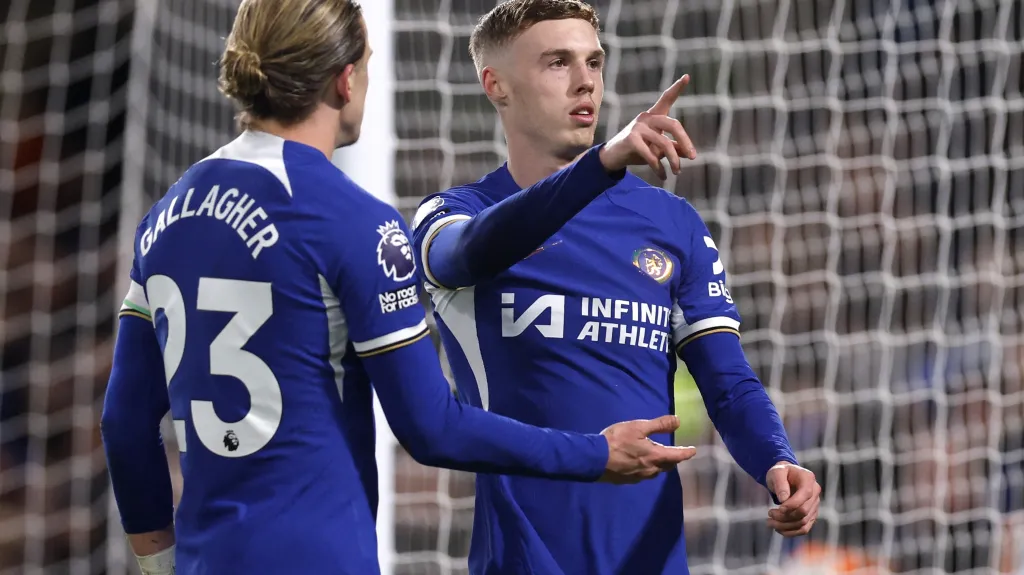 Cole Palmer (vpravo) a Conor Gallagher z Chelsea oslavují gól