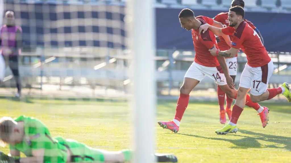 Dánští fotbalisté do 21 let slaví trefu Dreyera proti Anglii