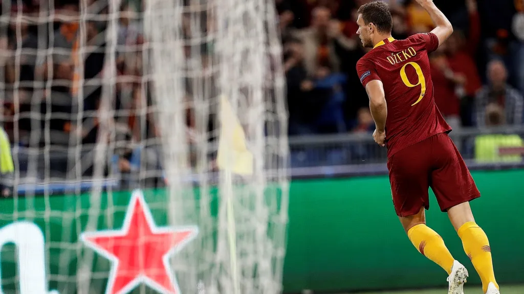 Edin Džeko se raduje z gólu 