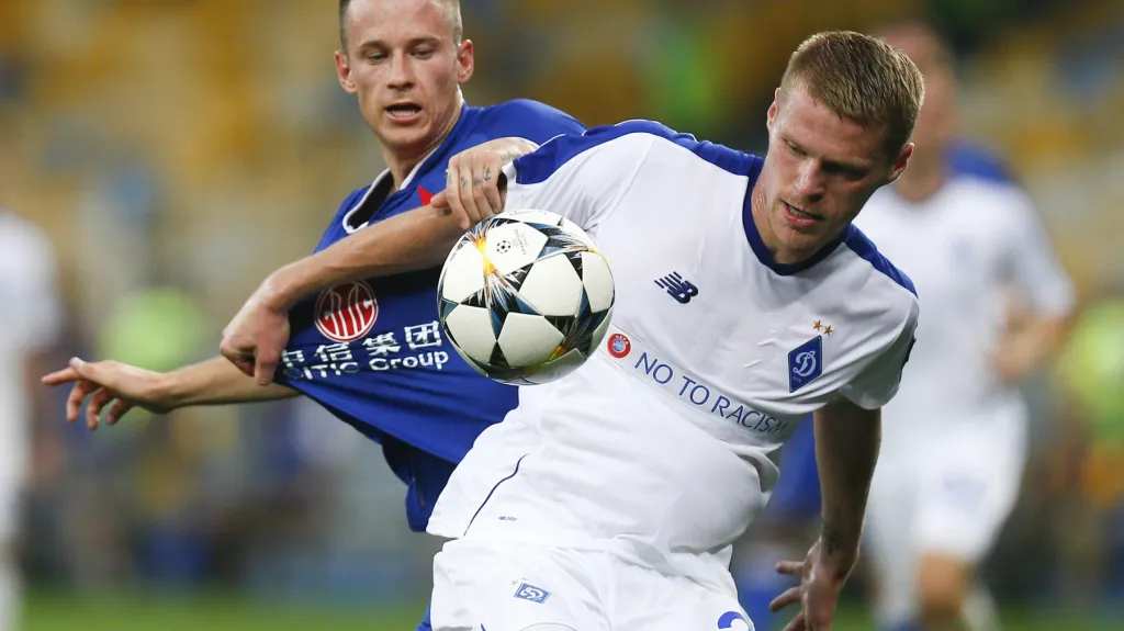 Jan Sýkora v utkání s Dynamem Kyjev