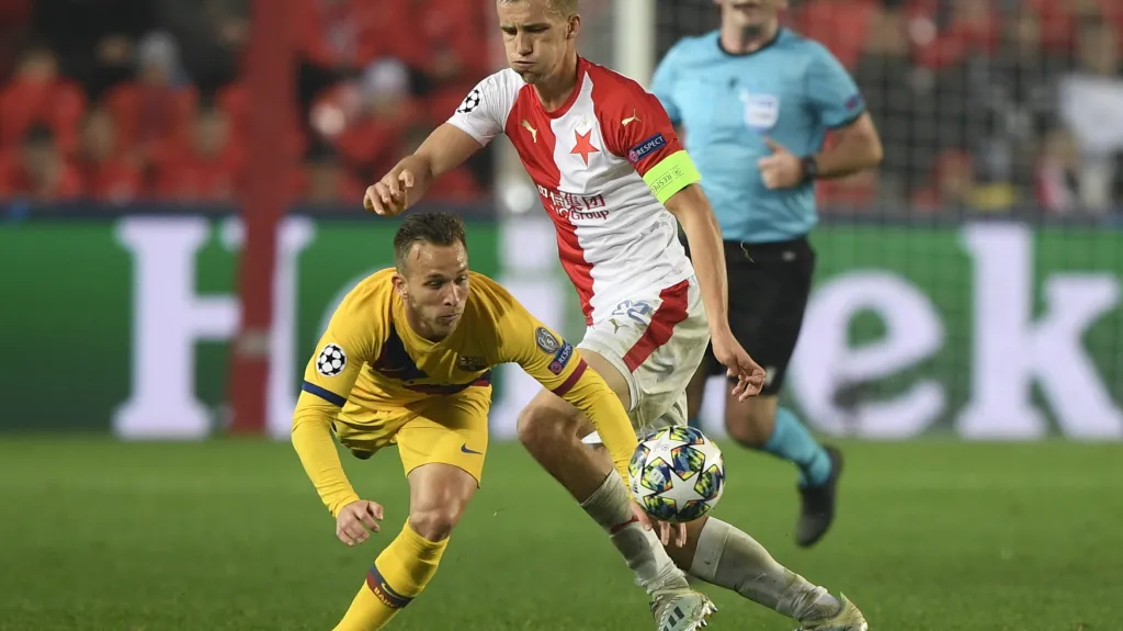 Tomáš Souček v utkání s Barcelonou