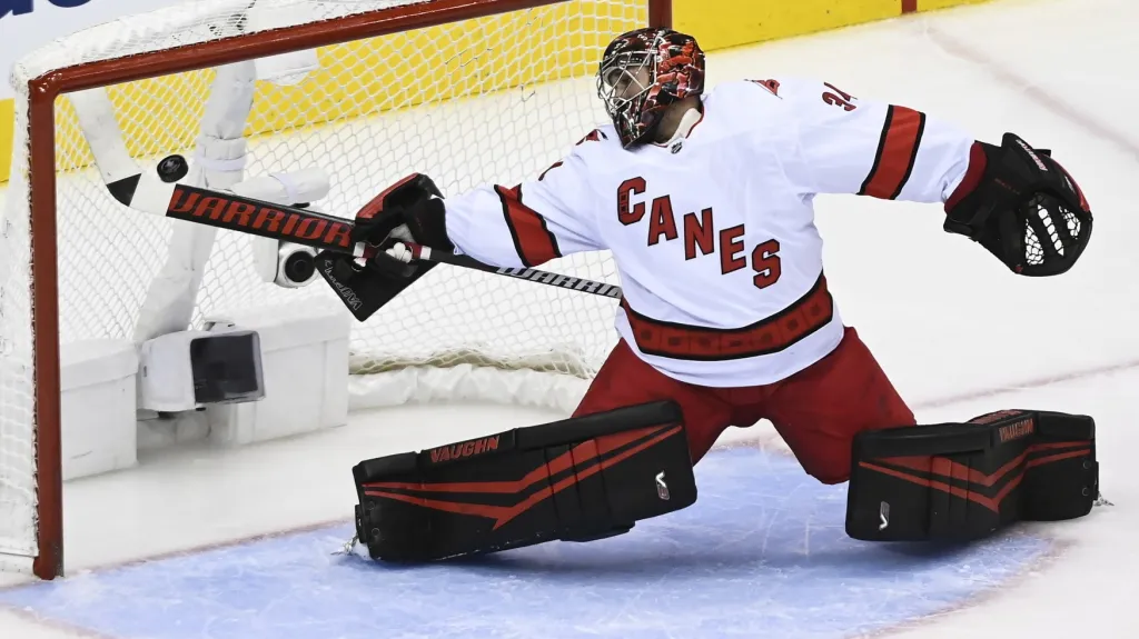 Brankář Petr Mrázek zasahuje v utkání NHL