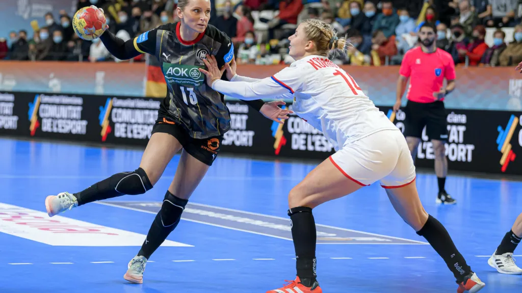 Silje Brons Petersenová v útoku proti Kamile Kordovské