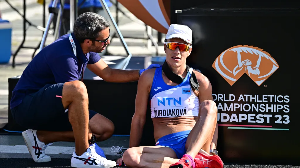 Unavená, leč šťastná Tereza Ďurdiaková v cíli závodu na 35 km na MS v Budapešti