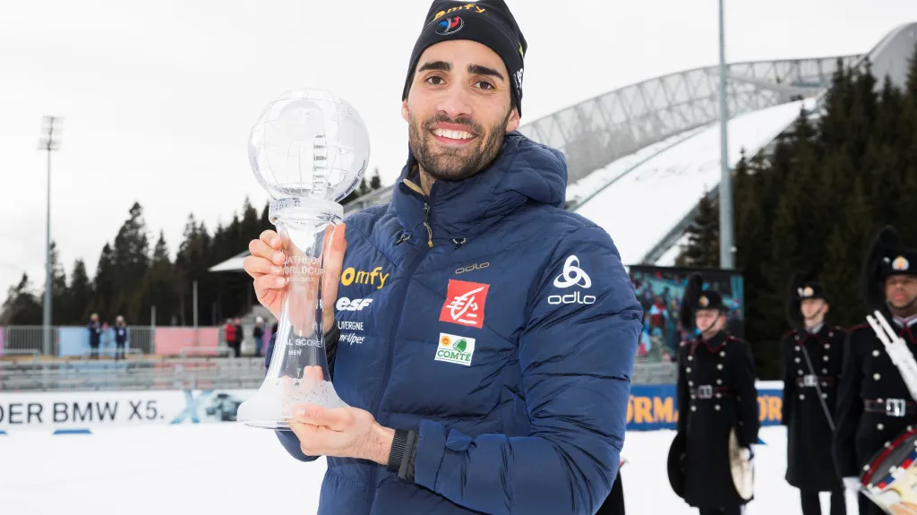 Martin Fourcade s malým křišťálovým glóbem za závody s hromadným startem