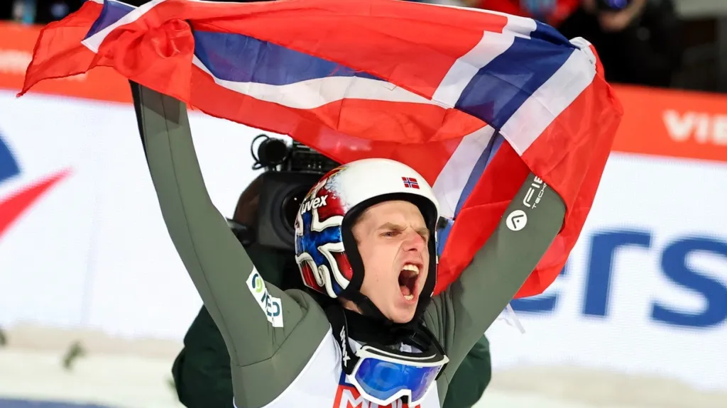 Halvor Egner Granerud se raduje z vítězství na Turné čtyř můstků