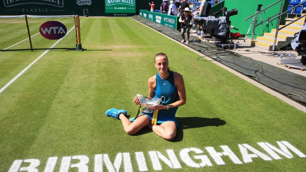 Petra Kvitová s trofejí pro vítězku turnaje v Birminghamu