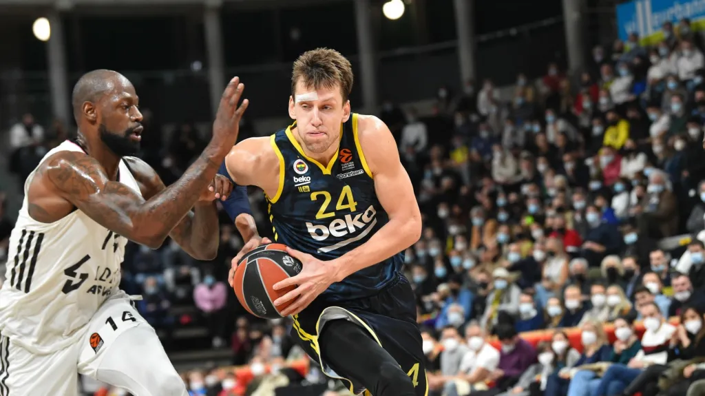Basketbalista Jan Veselý v utkání proti Lyonu