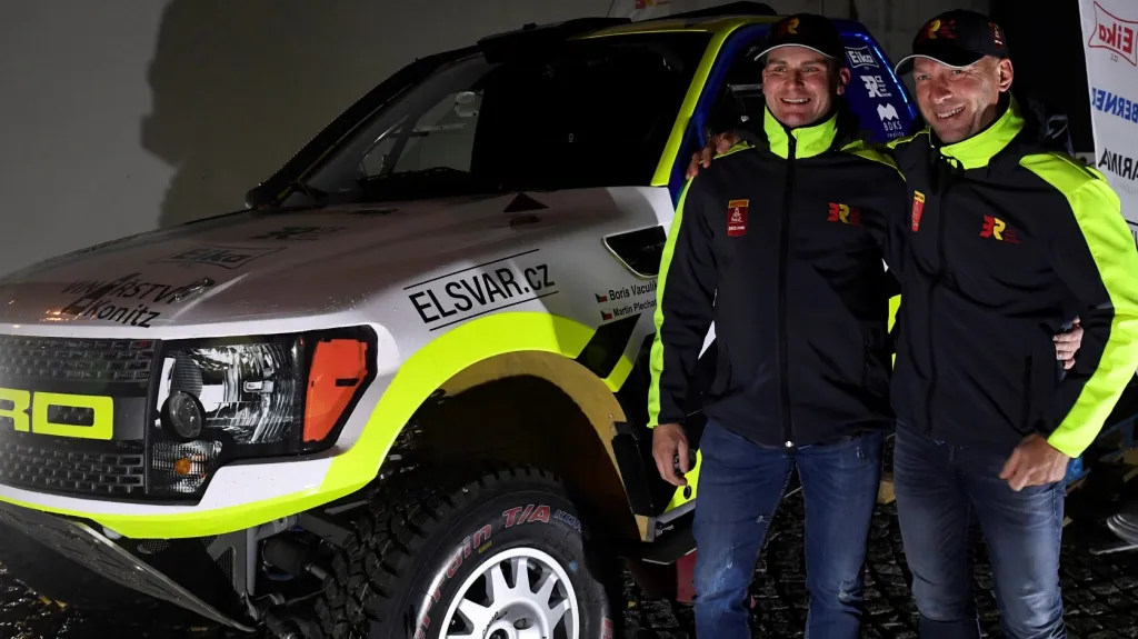 Automobilový jezdec Boris Vaculík (vlevo) a navigátor Martin Plechatý