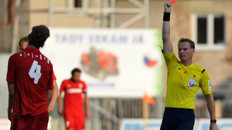 Brněnský Frelih dostává červenou kartu od rozhodčího Jecha