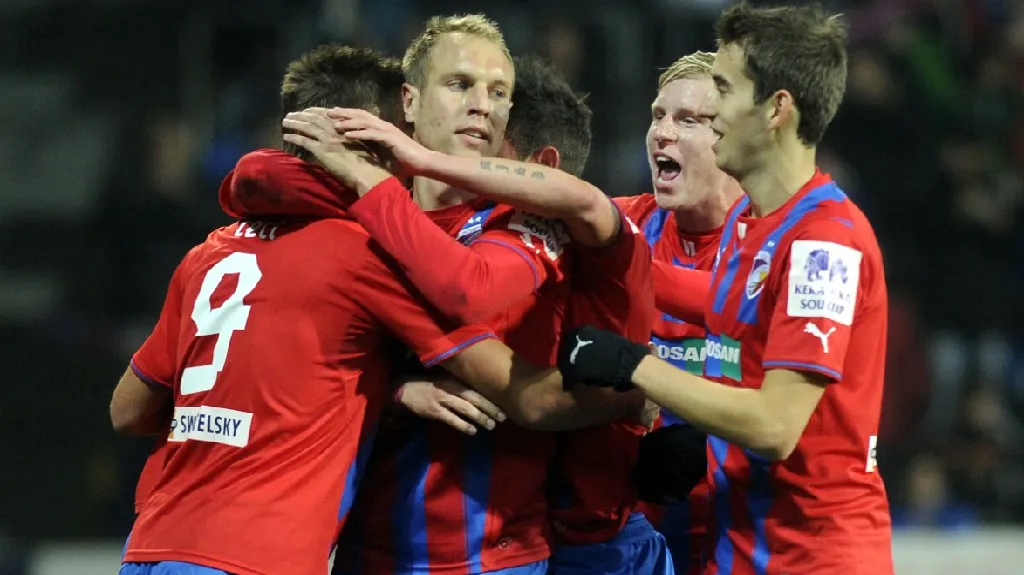 Plzeňští hráči se radují z gólu