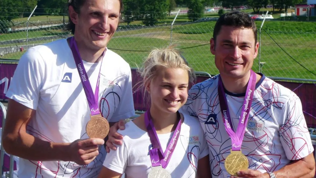 Zlato, stříbro a bronz. Zprava Jiří Ježek, Tereza Diepoldová a Jiří Bouška