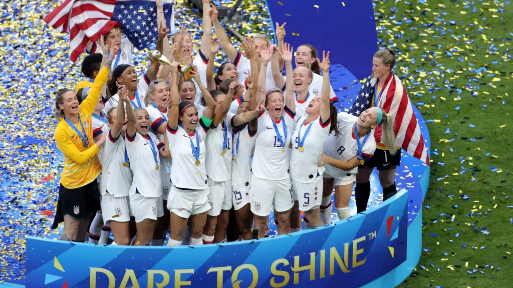 Fotbalistky USA s vítěznou trofejí po finále mistrovství světa