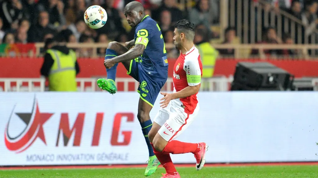 Rio Mavuba (vlevo) v utkání proti Monaku