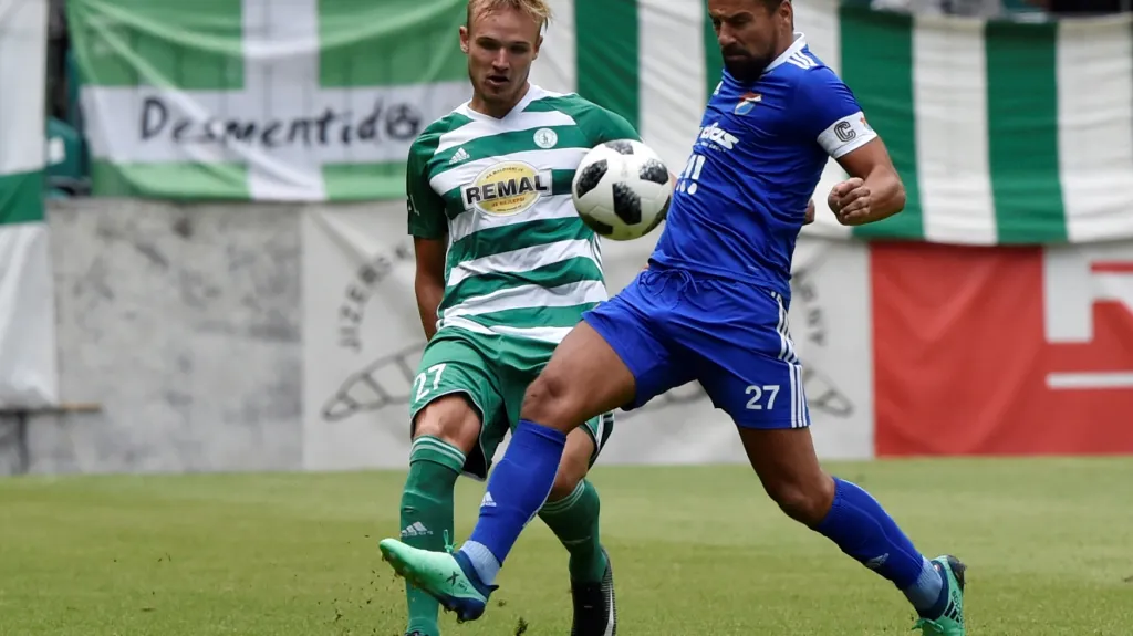 Milan Baroš z Baníku Ostrava si pokrývá míč před Jiřím Bederkou z Bohemians 1905