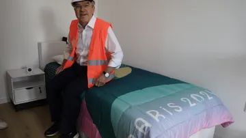 Předseda MOV Thomas Bach testuje postele v olympijské vesnici