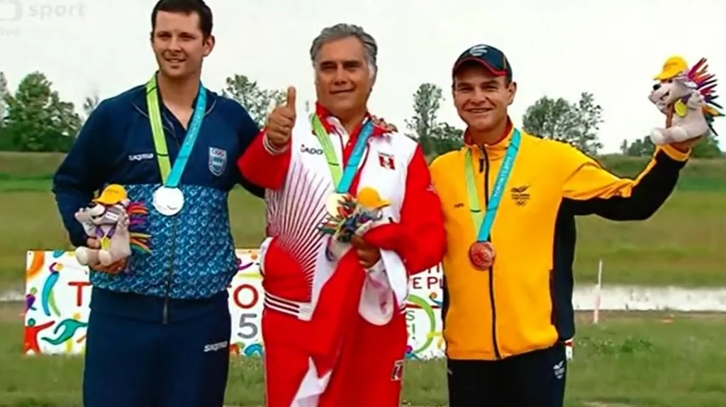 Peruánský střelec Franzisco Boza Dibos slaví zlato z trapu na Panamerických hrách