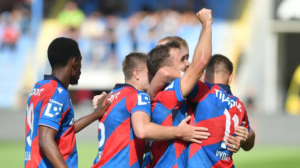 Fotbalisté Plzně oslavují gól