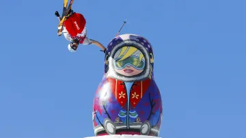 Američan Bobby Brown při slopestylu na lyžích