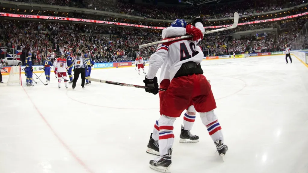 Český tým se raduje z gólu