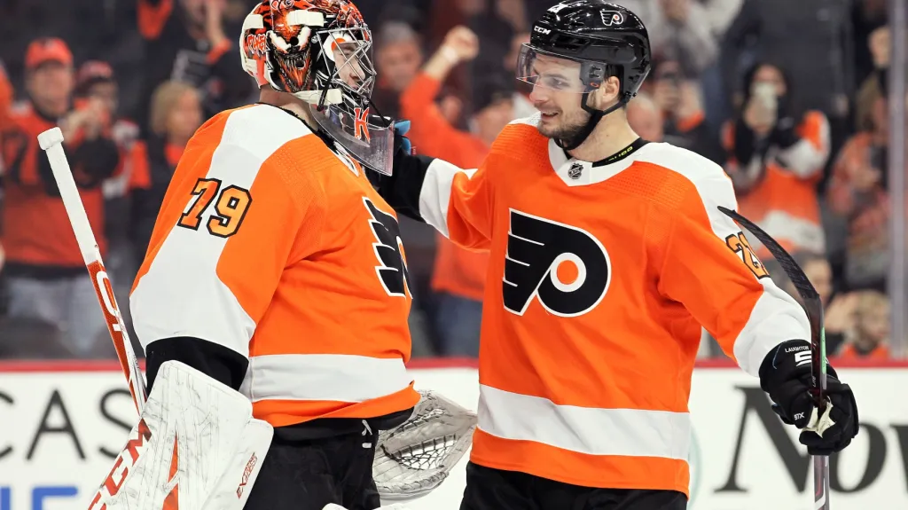 Brankář Philadelphie Carter Hart slaví vychytanou nulu