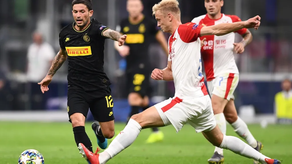 Jaroslav Zelený ze Slavie se snaží zastavit Mattea Politana z Interu Milán