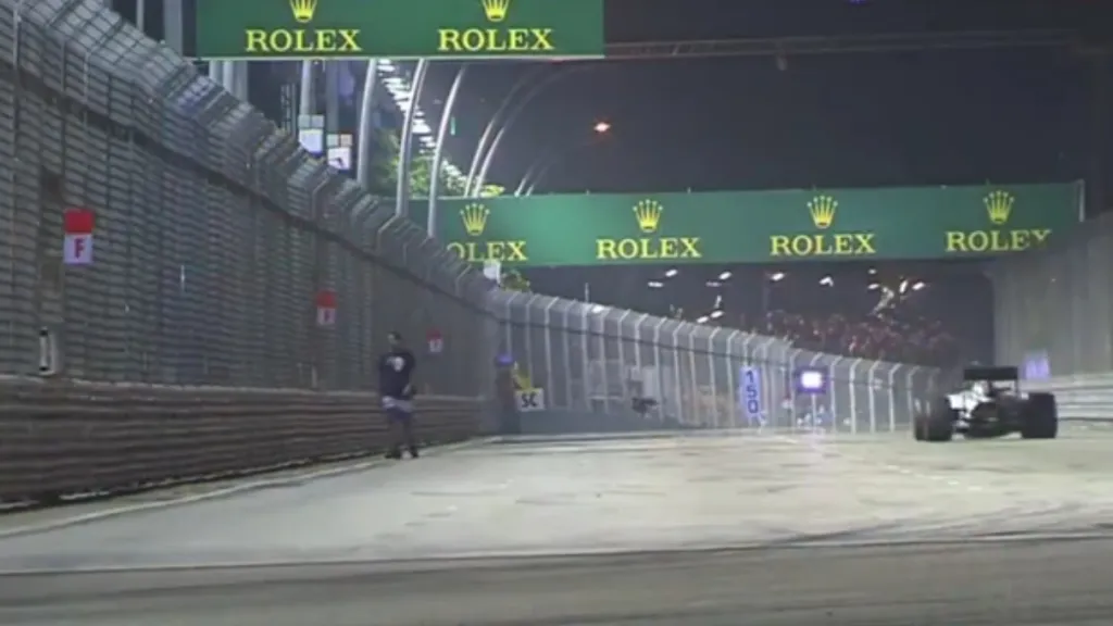 Fanoušek na trati během Velké ceny Singapuru formule 1