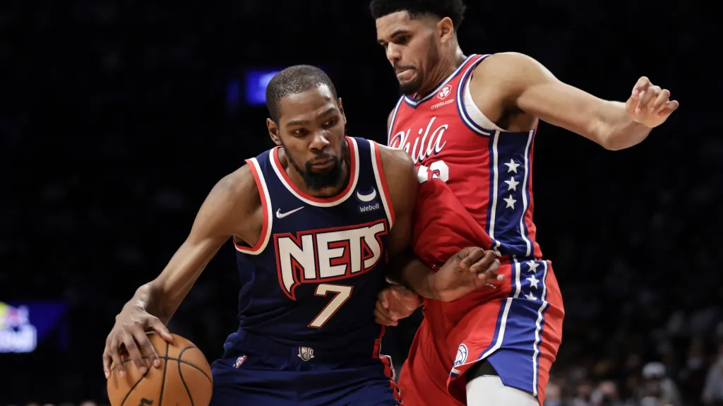 Kevin Durant se snaží dostat přes Tobiase Harrise