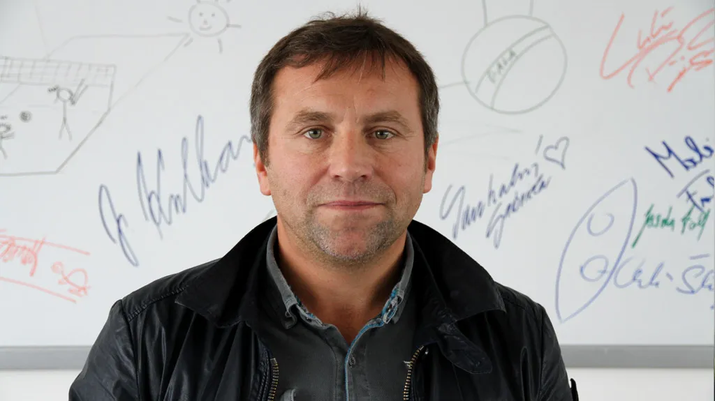 Josef Řezníček v newsroomu Nových médií ČT