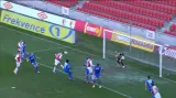 Osamocený Dobrotka otevřel hlavičkou skóre - 1:0 (39. minuta)