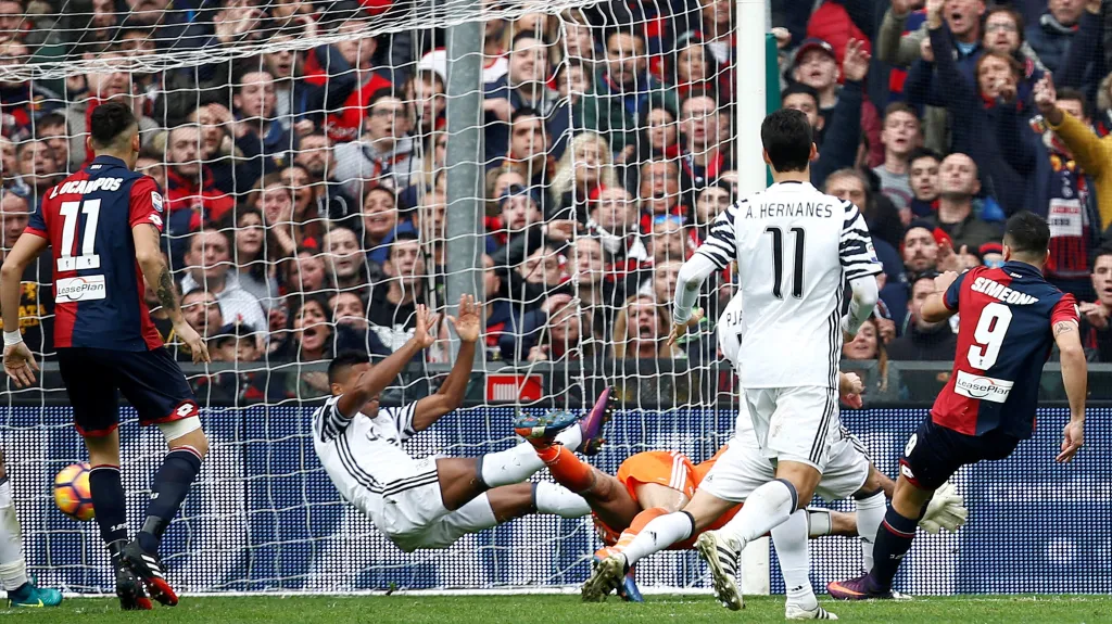 Giovanni Simeone (číslo 9) překonává Buffona v brance Juventusu