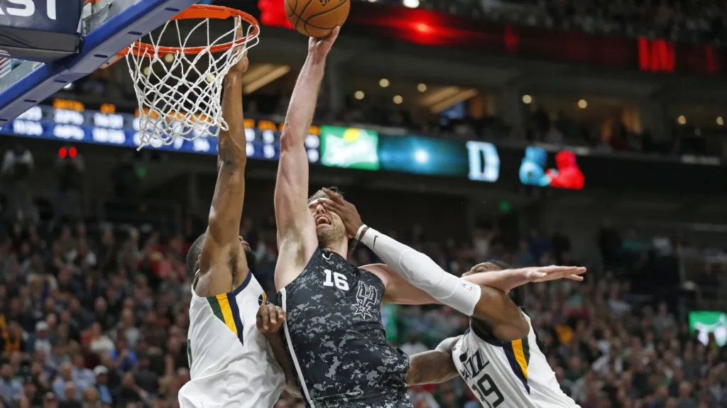 Pau Gasol (uprostřed) smečuje do koše v dresu San Antonia