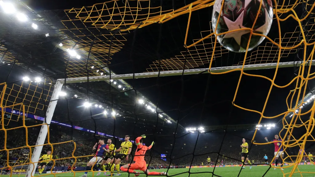 Vlastní gól Ramyho Bensebajního do sítě Borussie